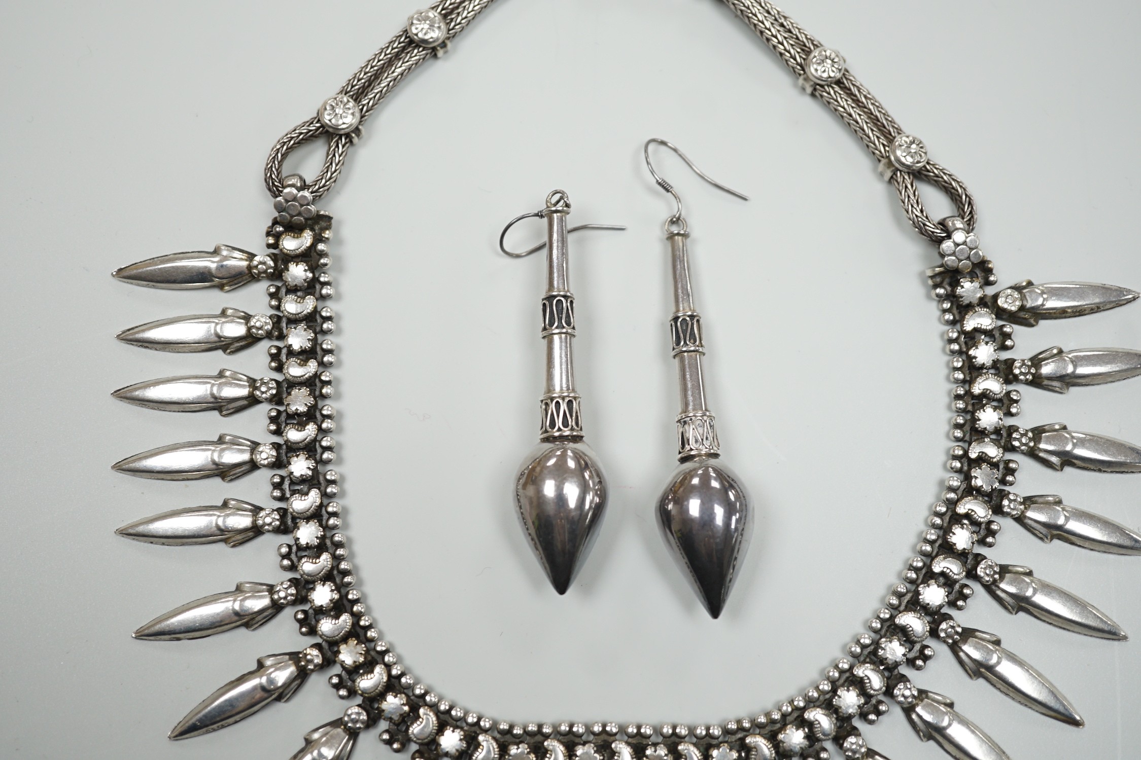 A late 20th century Balinese 925 white metal drop fringe necklace, 43cm, together with a pair of white metal drop earrings, 63mm.